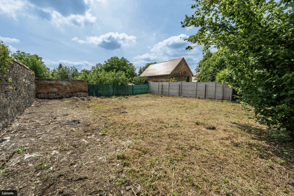 Čistá zahrada po úklidu